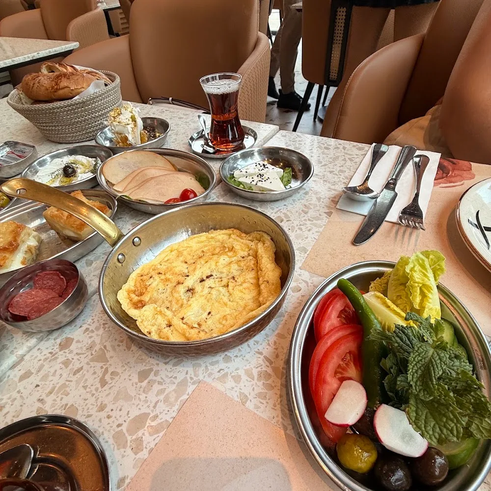 Askim Restaurant and Cafe (مطعم ومقهى أشكم)