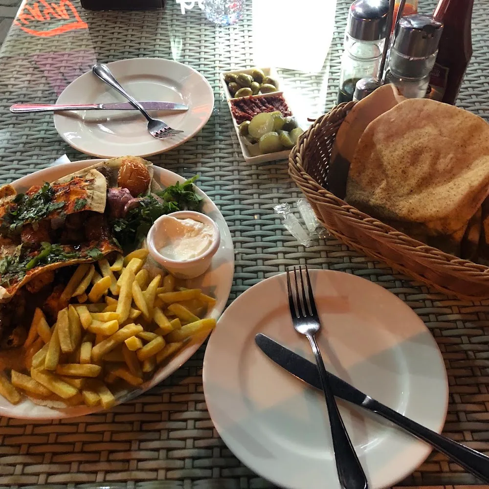 Niavaran Restaurant and Cafe مطعم ومقهى نیاوران