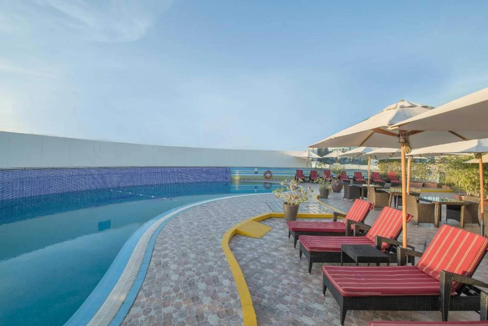 Sunday Hotel Holiday international Dubai
