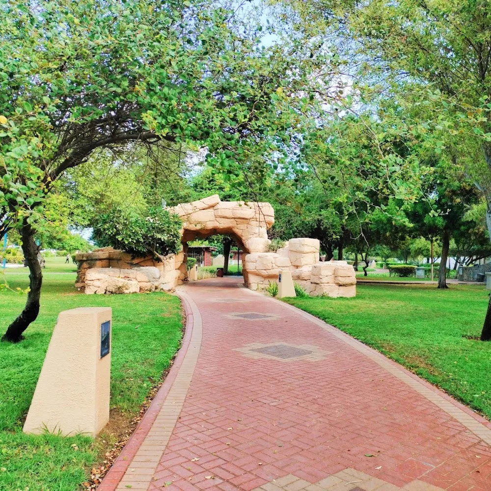 حديقة العائلة ب