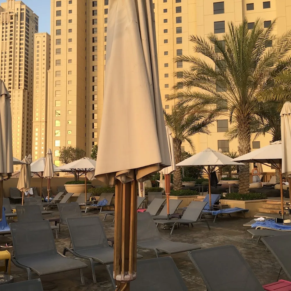 Infini Pool Lounge