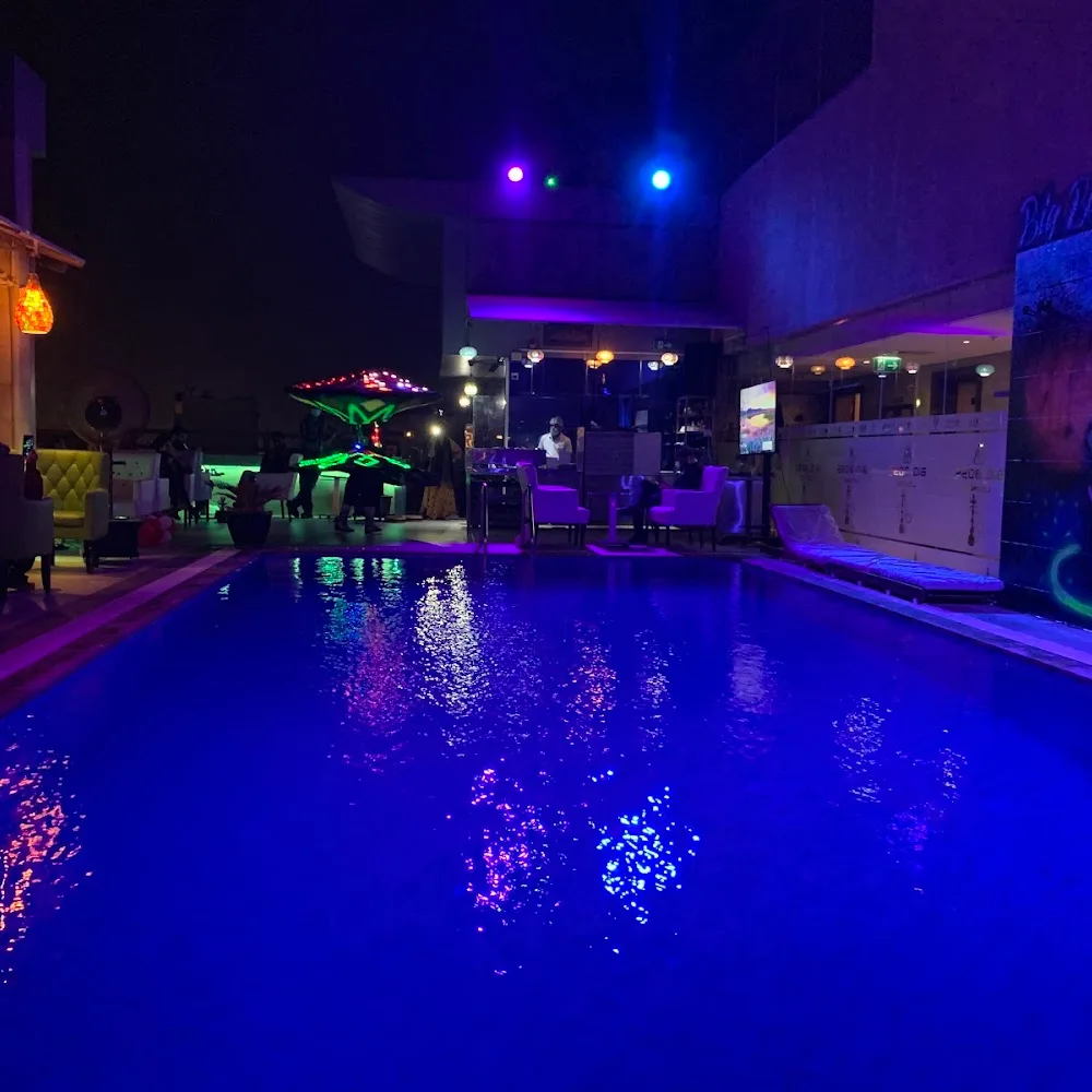 BIG BOSS CAFE & LOUNGE